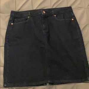 ❤️Lands End dark blue Jean skirt with stretch.